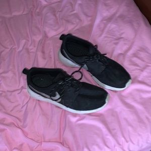 Size 8 Nike roshes sneakers. Gently worn